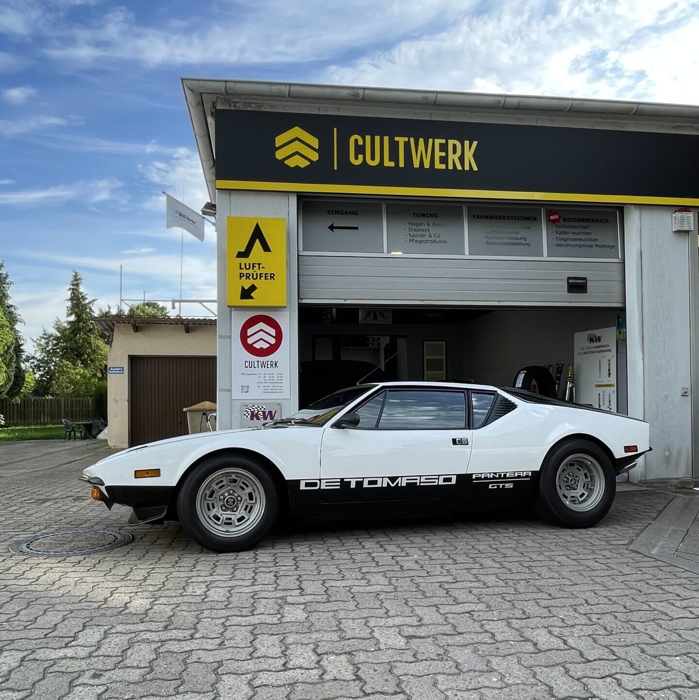 Bild zeigt einen DeTomaso Pantera nach einer Fahrwerksoptimierung